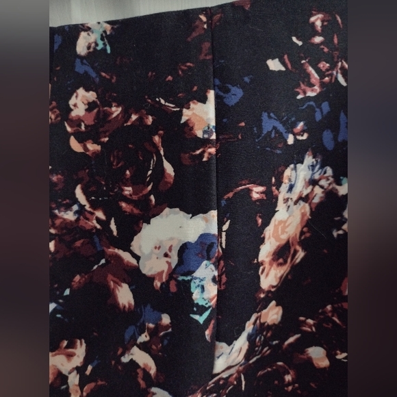 RW & Co beautiful Size 6 midi skirt with stretch lining. - Picture 2 of 4